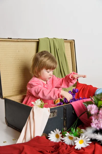 Menina e uma mala velha — Fotografia de Stock