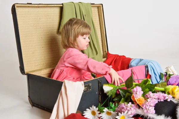 Kislány és egy régi bőrönd — Stock Fotó