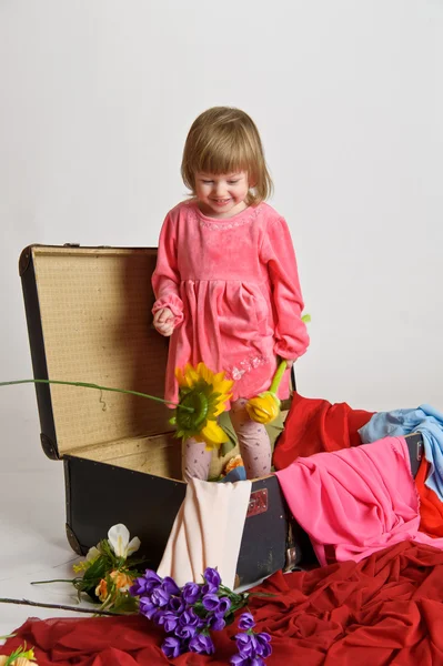 Kislány és egy régi bőrönd — Stock Fotó
