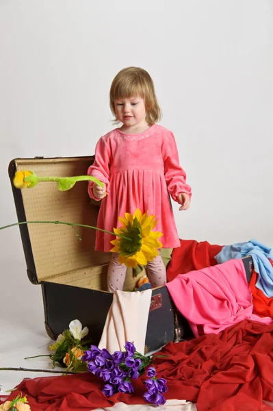 Niña y una vieja maleta — Foto de Stock