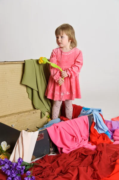 Dziewczynka i stare walizki — Zdjęcie stockowe