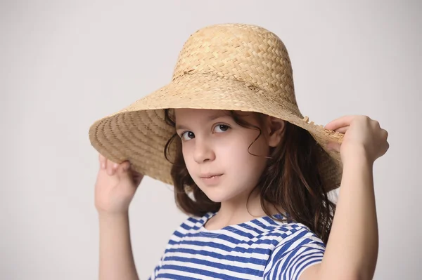 Flicka i en halm sommaren hatt — Stockfoto