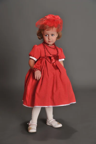 빨간 옷을 입은 어린 소녀 — 스톡 사진