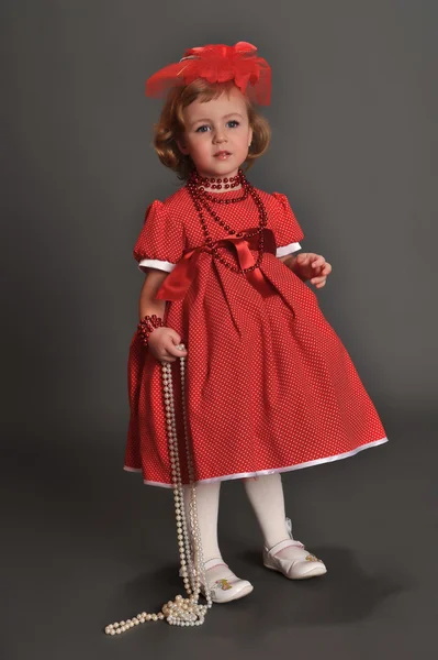 Egy öltözött egy piros ruhás kislány — Stock Fotó