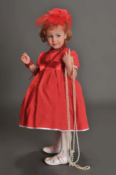 Una niña vestida con un vestido rojo —  Fotos de Stock