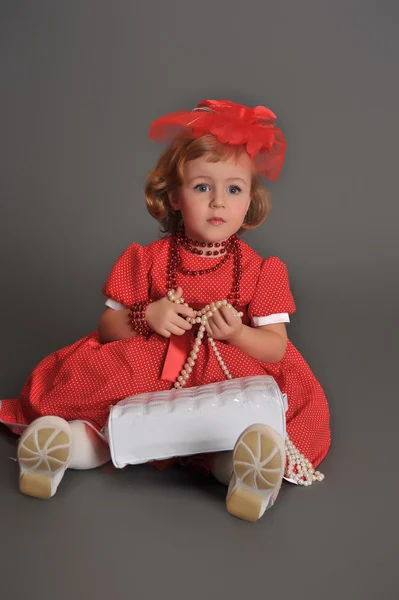 Egy öltözött egy piros ruhás kislány — Stock Fotó