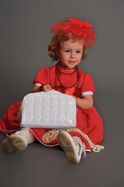 一个小女孩穿着一件红色连衣裙 — 图库照片