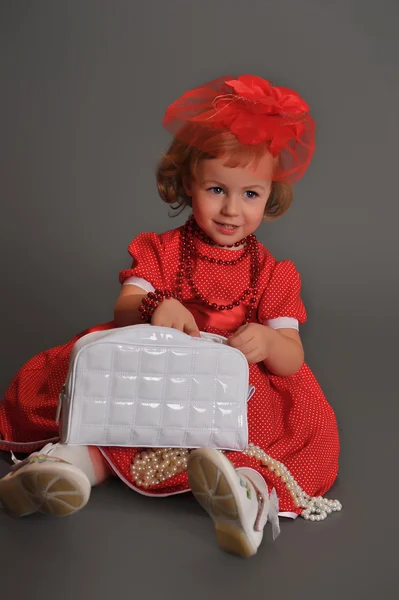 Ein kleines Mädchen in einem roten Kleid — Stockfoto