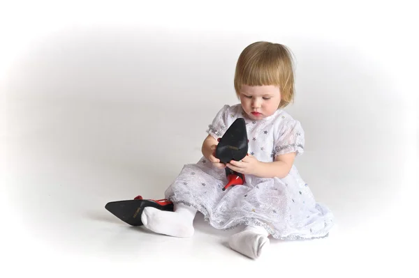Девушка одета большие туфли — стоковое фото