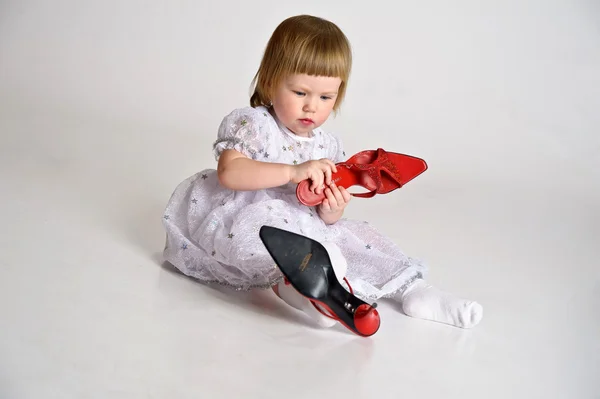Flicka klädd stora skor — Stockfoto