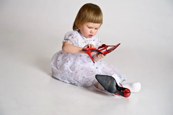 Menina vestida sapatos grandes — Fotografia de Stock