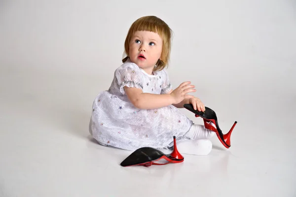 Menina vestida sapatos grandes — Fotografia de Stock