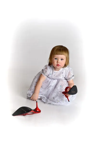 Menina vestida sapatos grandes — Fotografia de Stock