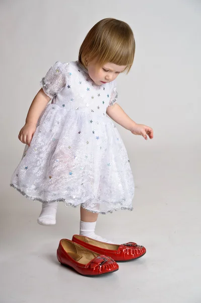 Κορίτσι ντυμένοι μεγάλα παπούτσια — Φωτογραφία Αρχείου