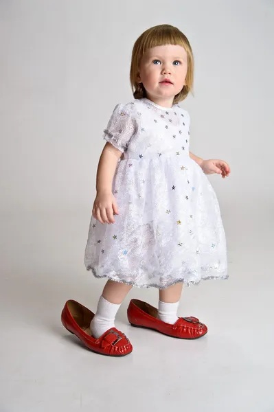 Κορίτσι ντυμένοι μεγάλα παπούτσια — Φωτογραφία Αρχείου