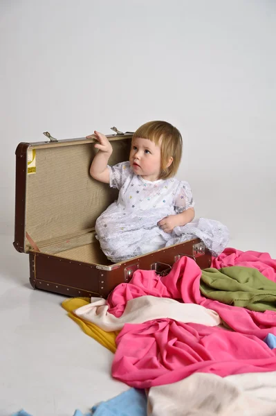 Bambina e una vecchia valigia — Foto Stock