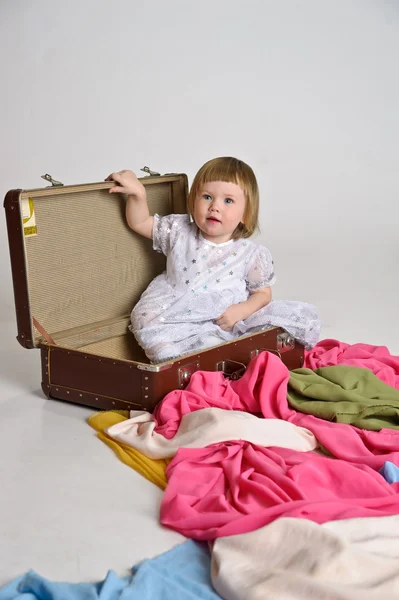 Meisje en een oude koffer — Stockfoto