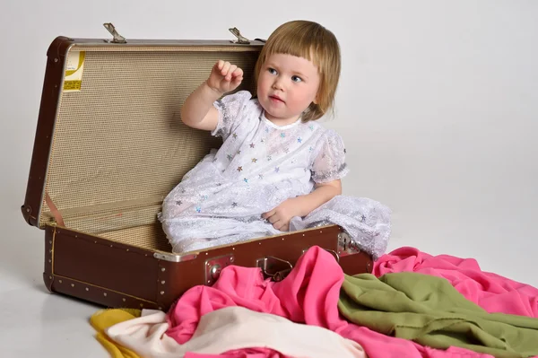 Bambina e una vecchia valigia — Foto Stock
