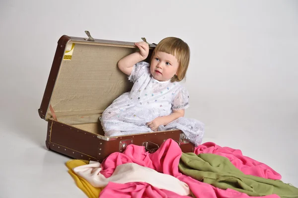 Holčička a starý kufr — Stock fotografie