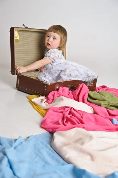 Küçük kız ve eski bir çanta — Stok fotoğraf