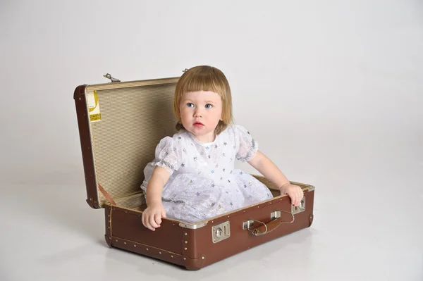 Маленька дівчинка і стара валіза — стокове фото