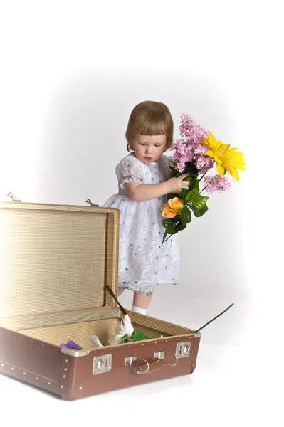 Holčička a starý kufr — Stock fotografie