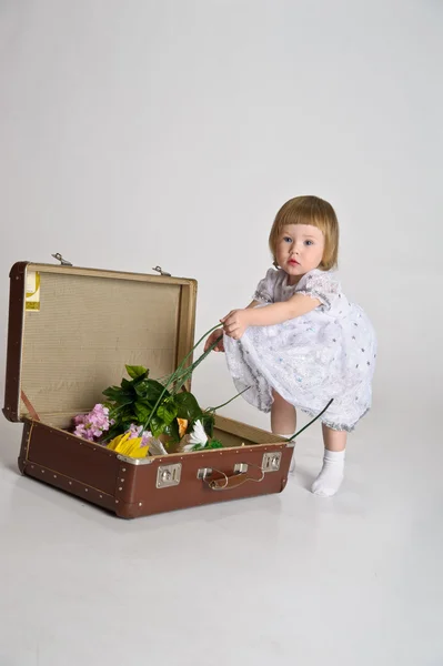 Petite fille et une vieille valise — Photo