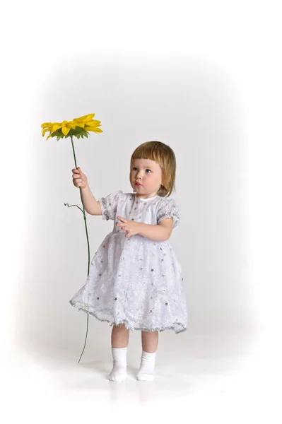 Kleines Mädchen mit einer Sonnenblume — Stockfoto