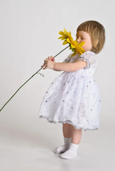 Kleines Mädchen mit einer Sonnenblume — Stockfoto