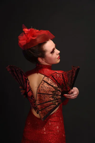 Flamenko dansçısı kadın çingene kırmızı gül İspanyol fan — Stok fotoğraf