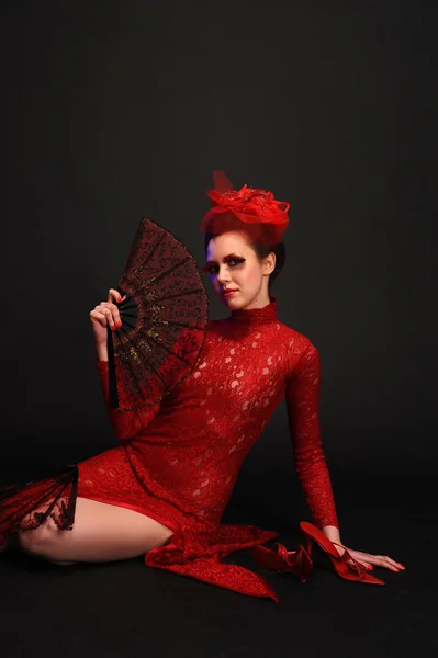 Flamenco-Tänzerin Frau Zigeunerin rote Rose spanischer Fan — Stockfoto