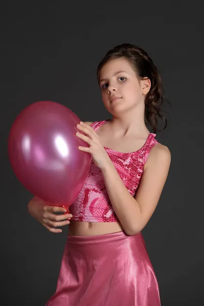 Flicka med en rosa ballong — Stockfoto