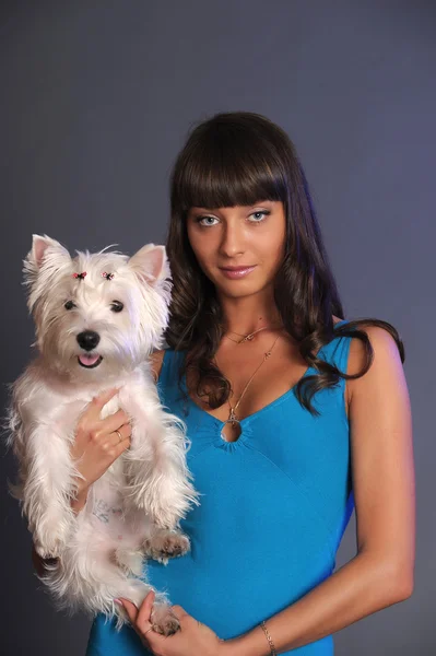 Meisje met een kleine witte hond — Stockfoto