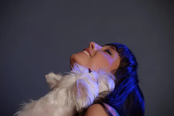 Chica con un perrito blanco —  Fotos de Stock