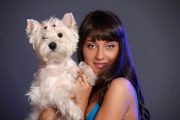 Mädchen mit einem kleinen weißen Hund — Stockfoto