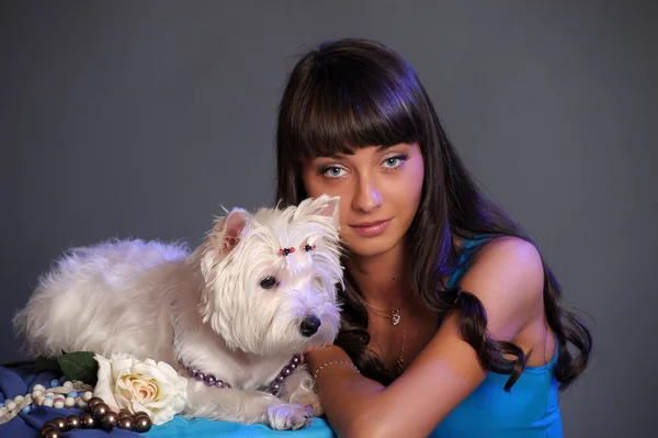 Meisje met een kleine witte hond — Stockfoto