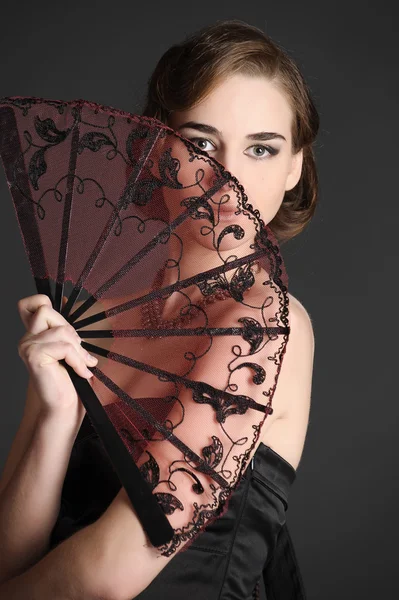 Krásná mladá žena s ventilátorem — Stock fotografie