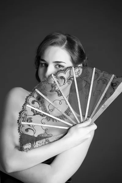 Piękna młoda kobieta z wentylatorem — Zdjęcie stockowe