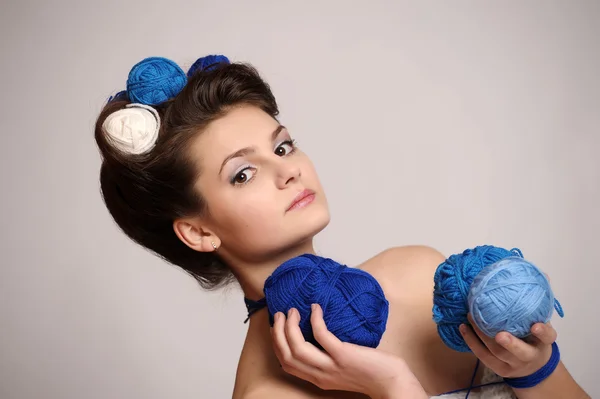 뜨개질을 하는 스타일에 패션 여자 — 스톡 사진