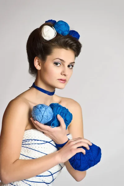 뜨개질을 하는 스타일에 패션 여자 — 스톡 사진