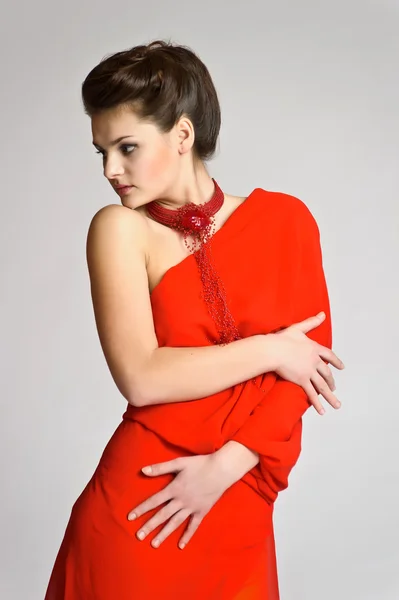 Elegante Frau in den roten Zahlen — Stockfoto