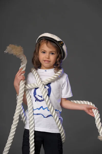 Genç bir denizci halat boyu — Stok fotoğraf