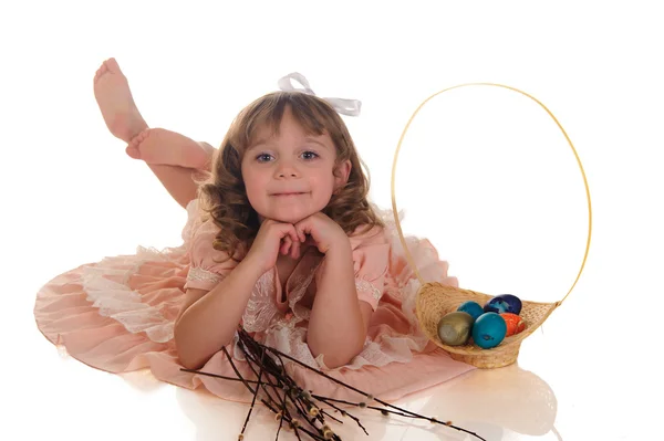 Κρατώντας το κορίτσι τα αυγά του Πάσχα — Φωτογραφία Αρχείου
