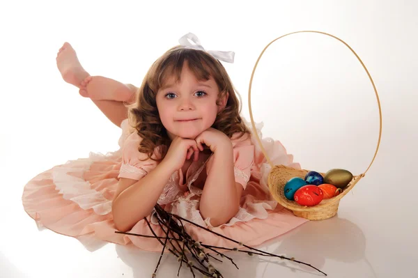 Drží velikonoční vejce dívka — Stock fotografie