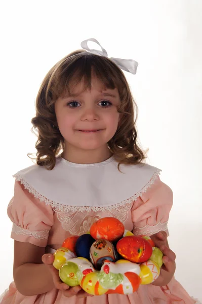 Das kleine Mädchen mit den Ostereiern — Stockfoto