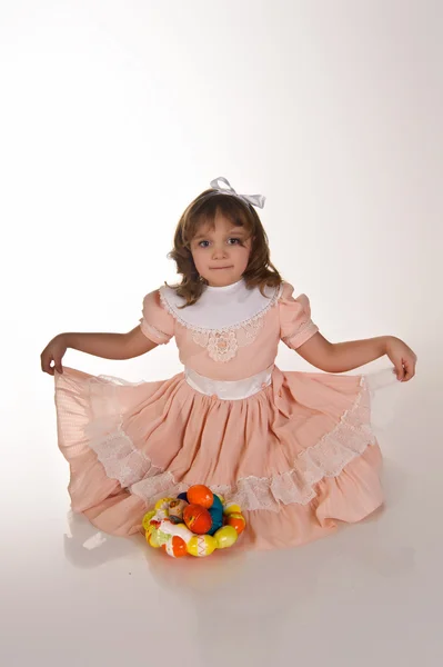 Het kleine meisje met Pasen eieren — Stockfoto