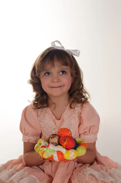 Paskalya yumurtaları ile küçük kız — Stok fotoğraf