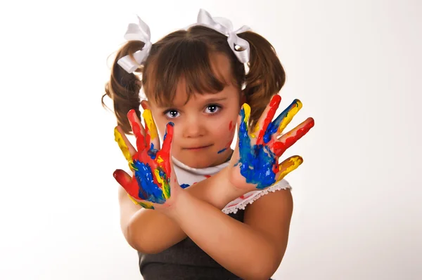 Liten flicka med händerna smutsiga — Stockfoto