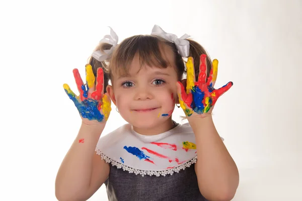 Liten flicka med händerna smutsiga — Stockfoto