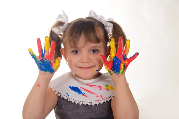 Маленька дівчинка з забрудненими руками — стокове фото